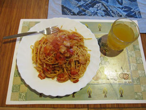 夕食のパスタ（ホテルで自炊）