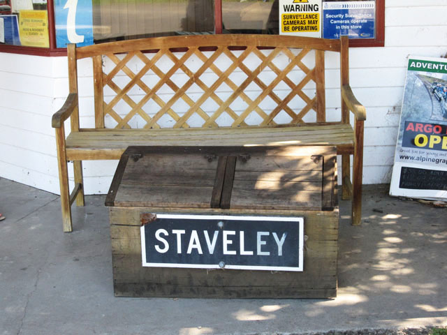 n}[EXvOXCNEeJ|Ԃ̃XeCu[ErbWEXgAiStaveley Village Storej̃x`