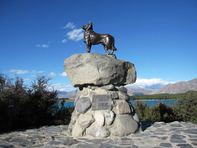 oE_[̑iBoundary Dog Statuej
