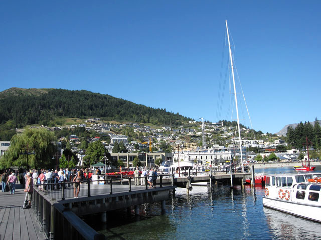 NB[Y^EiQueenstownjɂ郏JeBv(Lake Wakatipu)̑D