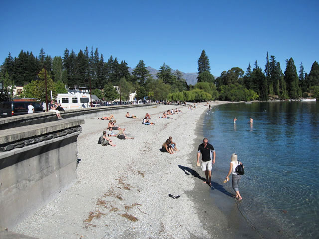 NB[Y^EiQueenstownjɂ郏JeBv(Lake Wakatipu)̃r[`