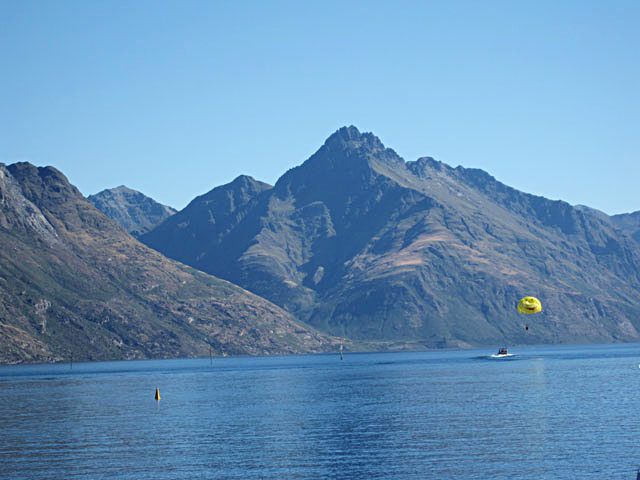 NB[Y^EiQueenstownjɂ郏JeBv(Lake Wakatipu)̌΂ƎRX