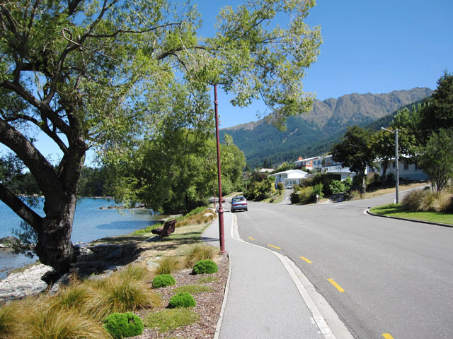 NB[Y^EiQueenstownjɂ郏JeBvΔȁiWakatipu Lakej̓