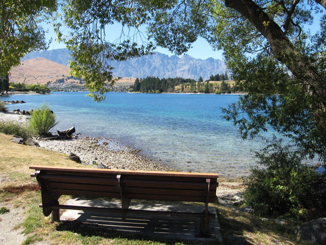 NB[Y^EiQueenstownjɂ郏JeBvΔȁiWakatipu Lakej̃x`