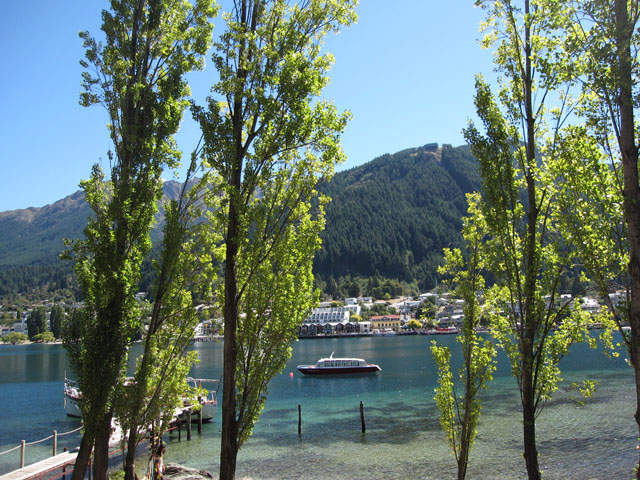 NB[Y^EiQueenstownjɂ郏JeBvΔȁiWakatipu LakeǰiF