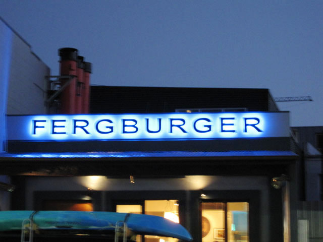NB[Y^EiQueenstownjɂt@[OEo[K[iFergburgerj̊O