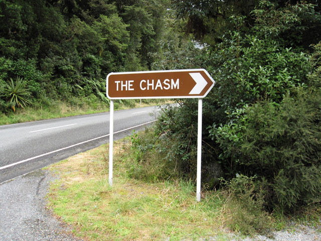 ~tH[hE[hɂUELYiThe Chasmj̕W