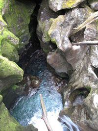 急流で穴の開いた岩