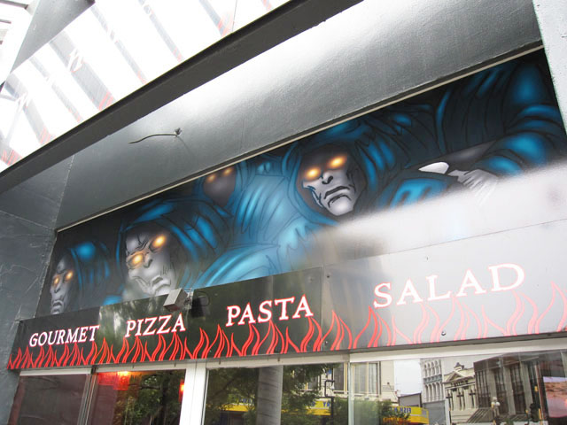 wEsUiHELL PIZZAj̈Hn̎gH`ĂŔ