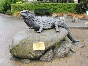 博物館の入口付近にあるトゥアタラ（tuatara）の像