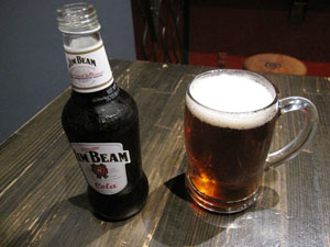 コーラ（左）とスパイツ（右）